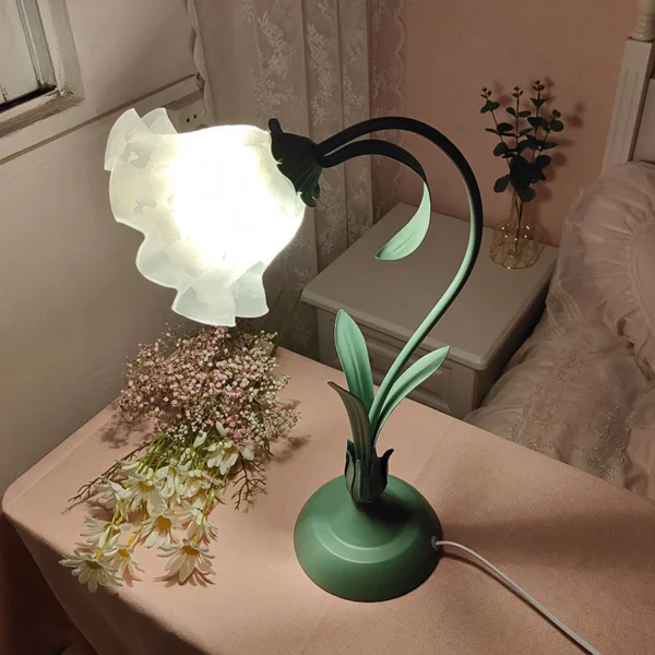 cn-11134207-7ras8-m8oh72ssansiab Vintage Flower LED Table Lamp